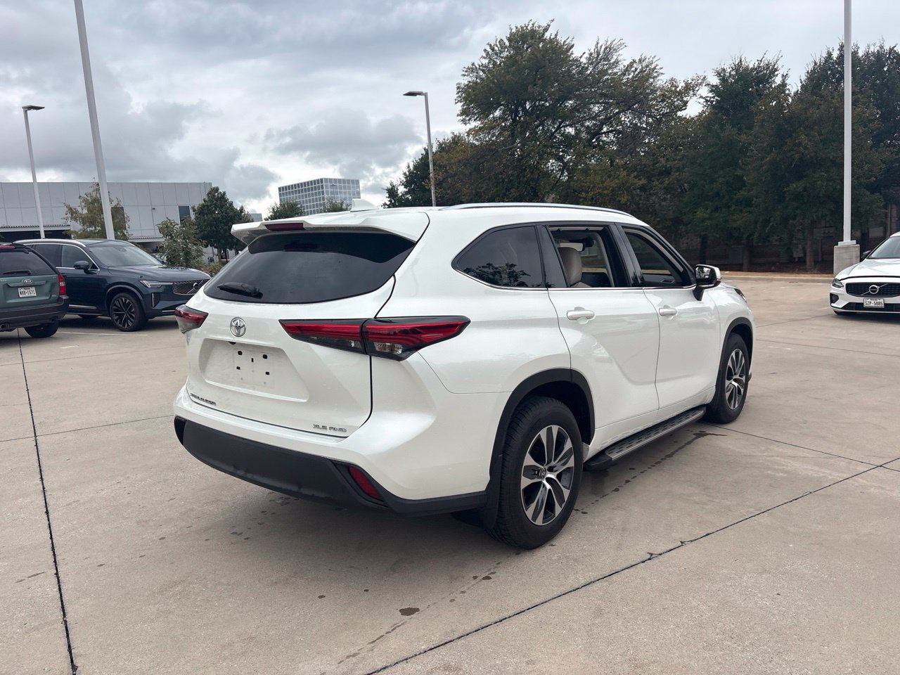 Used 2021 Toyota Highlander XLE AWD/4WD image 5