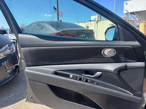 Used 2025 Hyundai Elantra SEL image 18