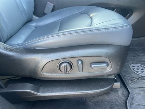 Used 2023 Buick Enclave Essence image 12