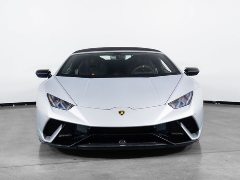 Used 2018 Lamborghini Huracan Performante AWD/4WD image 2