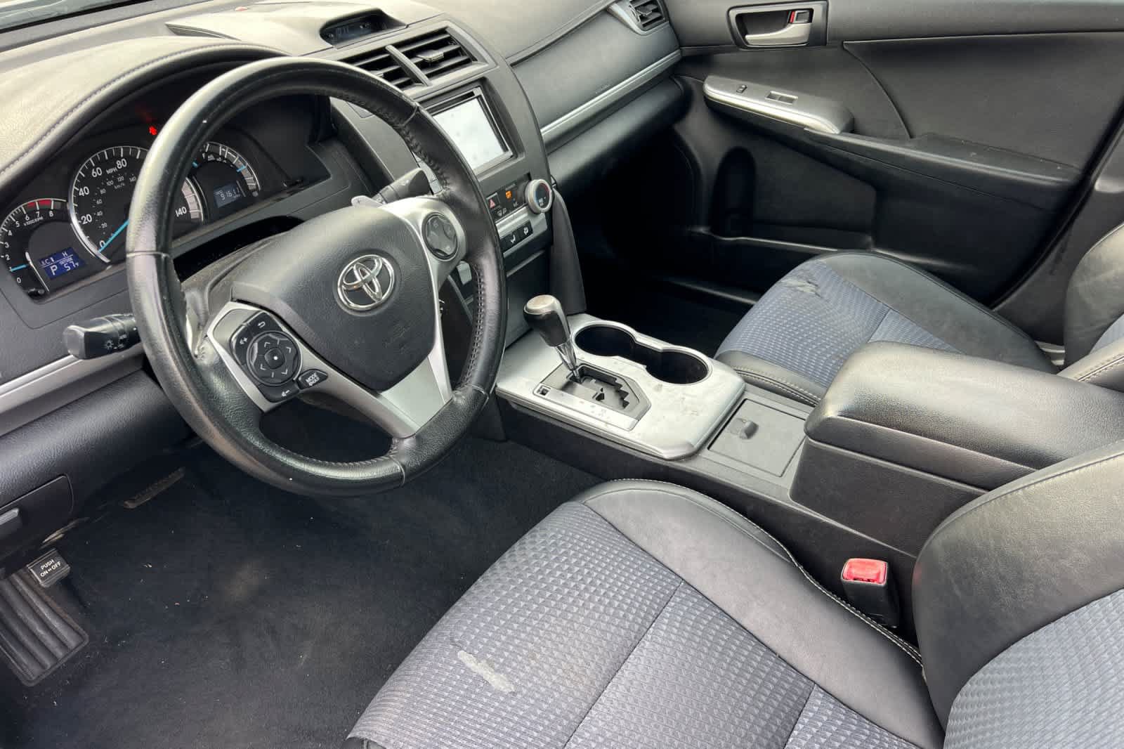 Used 2014 Toyota Camry SE FWD image 9