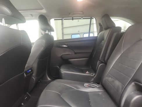 Used 2021 Toyota Highlander XLE FWD image 10
