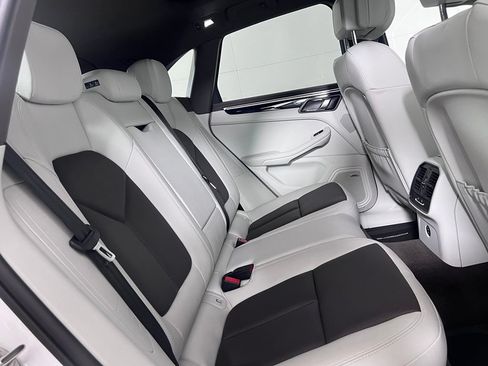 Certified 2020 Porsche Macan S AWD/4WD image 25
