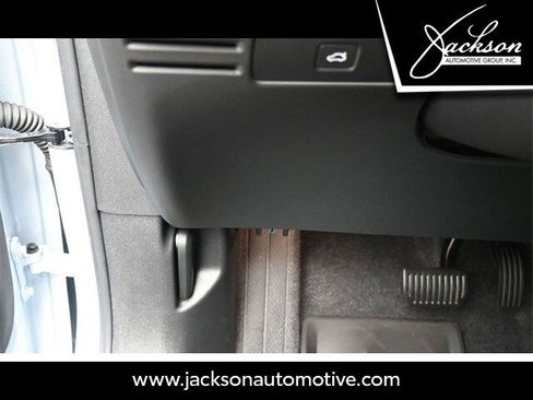 Used 2025 Volvo XC40 B5 Plus w/ Protection Package Premier image 16