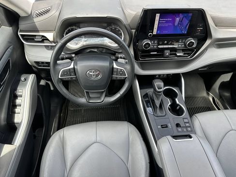 Used 2023 Toyota Highlander LE FWD image 24