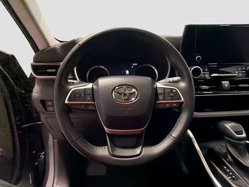 Certified 2025 Toyota Highlander XLE FWD image 11