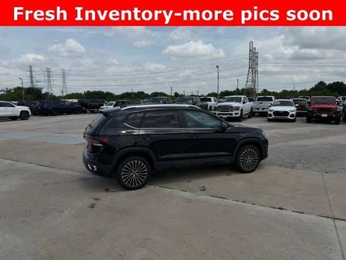 Used 2025 Volkswagen Taos SE FWD image 3