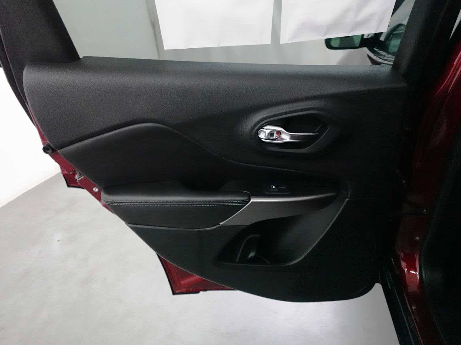Used 2019 Jeep Cherokee Limited AWD/4WD image 24