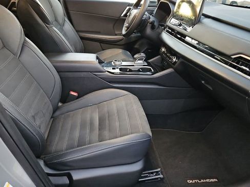 Used 2025 Mitsubishi Outlander SE image 19