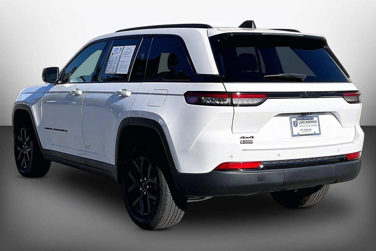 Used 2024 Jeep Grand Cherokee Altitude AWD/4WD image 6
