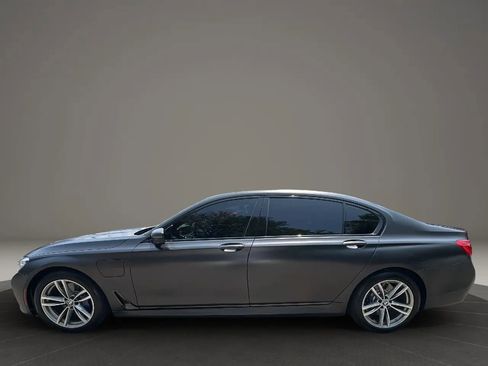 Used 2018 BMW 740e xDrive w/ Luxury Rear Seating Package image 8