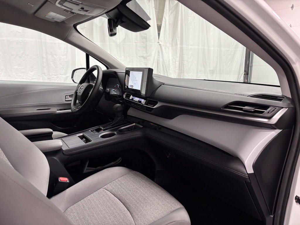 Used 2026 Toyota Sienna LE FWD image 68