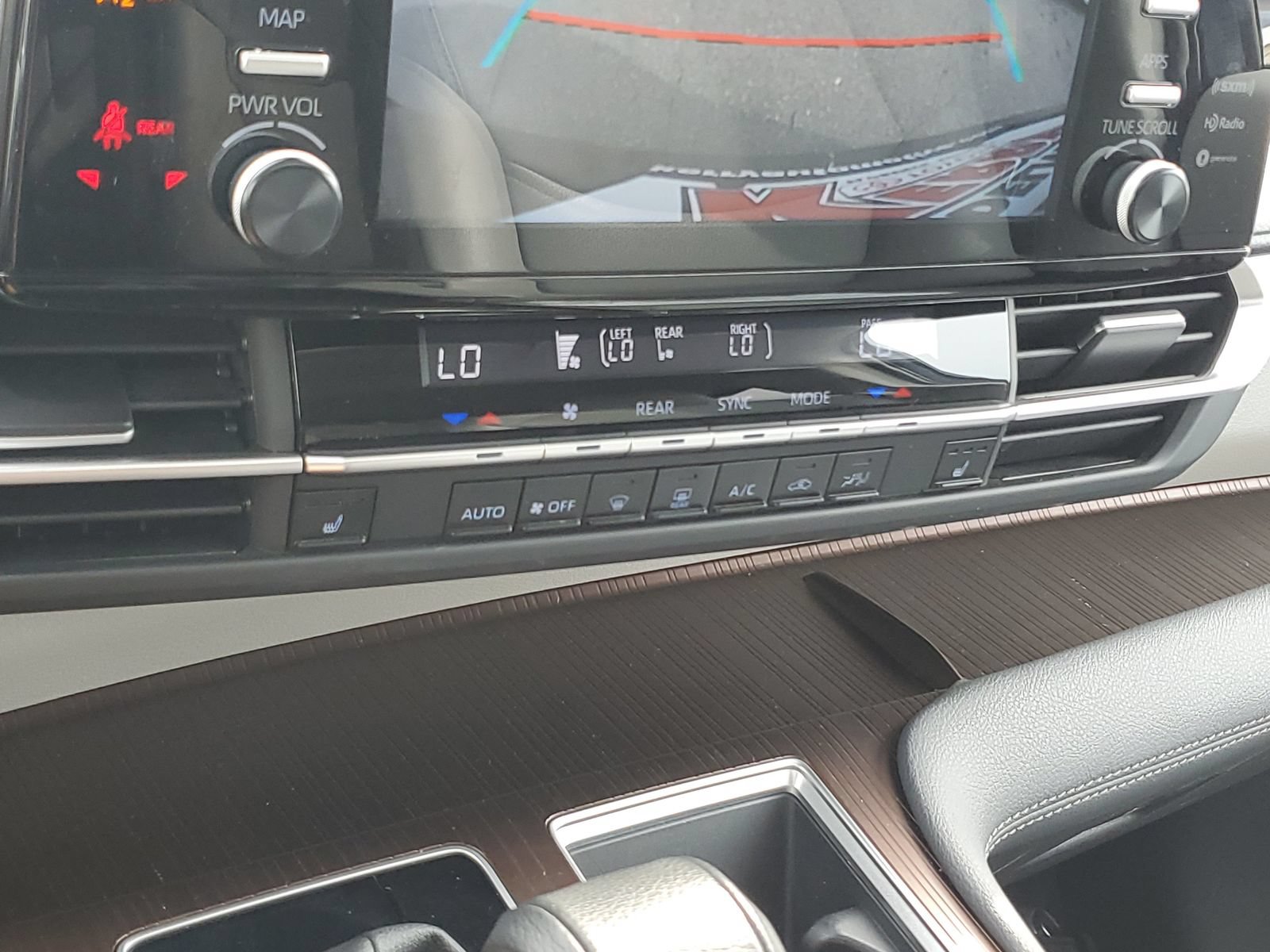Certified 2024 Toyota Sienna XLE FWD image 28