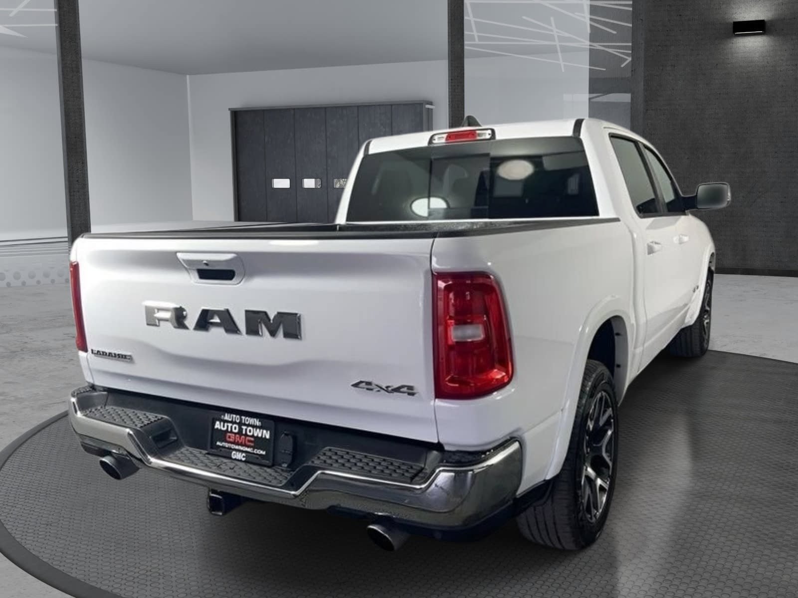 Used 2025 RAM 1500 Laramie AWD/4WD image 3