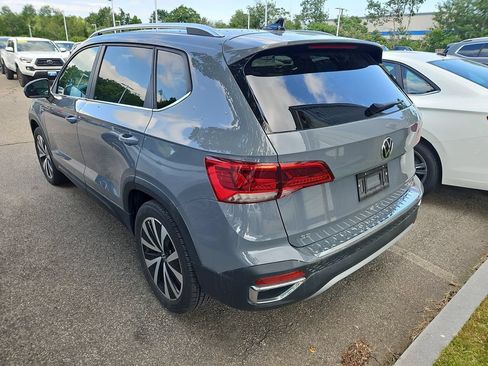 Used 2023 Volkswagen Taos SE w/ Panoramic Sunroof Package AWD/4WD image 2