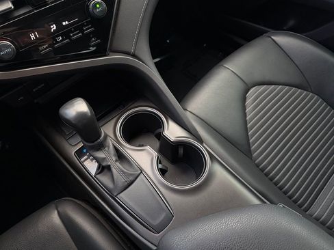 Used 2021 Toyota Camry SE image 19