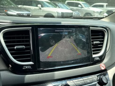 Used 2024 Chrysler Pacifica Touring-L FWD image 21