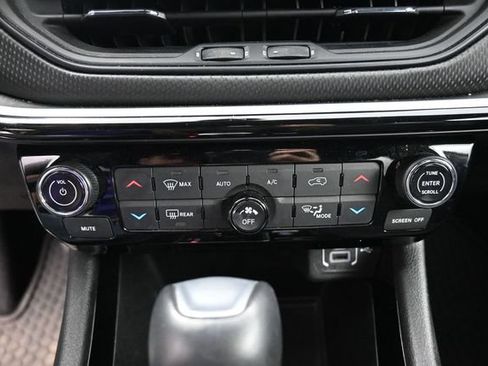 Used 2025 Jeep Compass Trailhawk AWD/4WD image 24