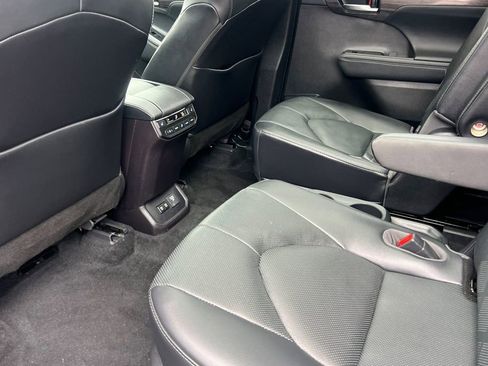 Used 2021 Toyota Highlander Platinum image 11