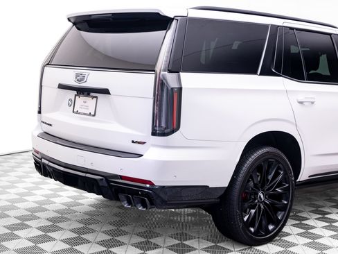 Certified 2025 Cadillac Escalade V w/ LPO, ONYX Package AWD/4WD image 40