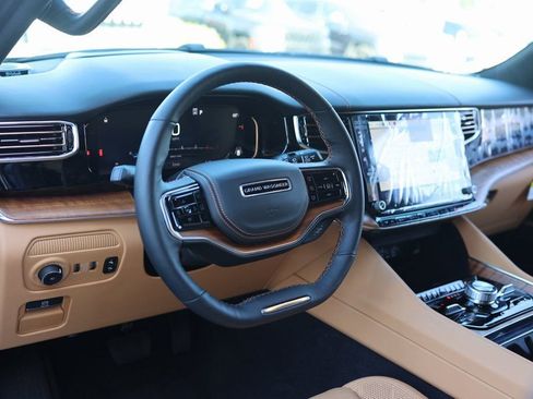 Used 2023 Jeep Grand Wagoneer Series III image 13