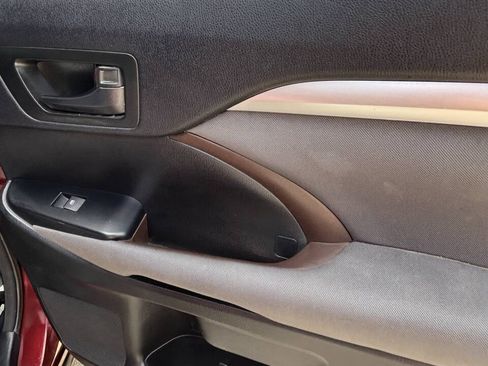 Used 2015 Toyota Highlander LE FWD image 12