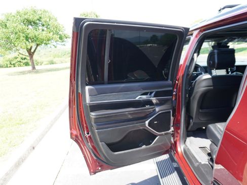 Used 2022 Jeep Wagoneer Series III w/ Premium Group I AWD/4WD image 19