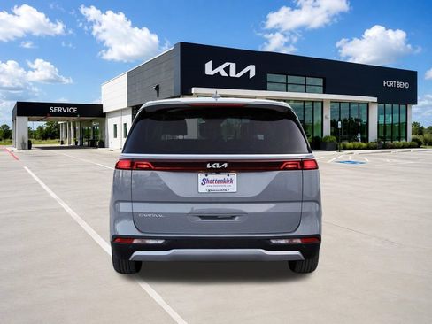Used 2023 Kia Carnival EX FWD image 6