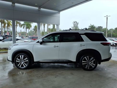 Certified 2025 Nissan Pathfinder Platinum image 2