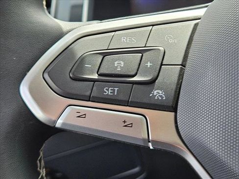 Used 2023 Volkswagen Tiguan SE w/ Panoramic Sunroof Package image 14