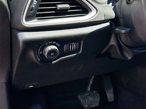 Used 2025 Chrysler Pacifica Select FWD image 10