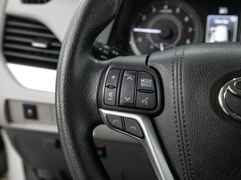 Used 2018 Toyota Sienna LE AWD/4WD image 25