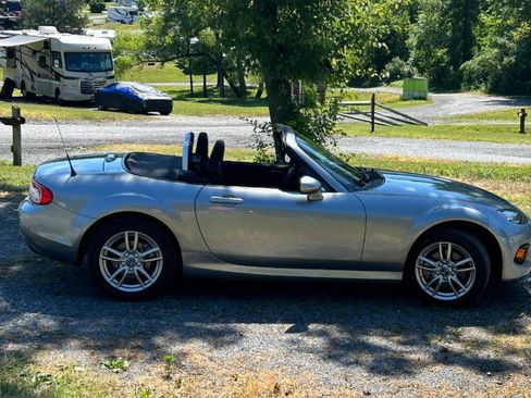 Used 2013 MAZDA MX-5 Miata Sport RWD image 2