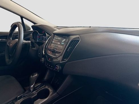 Used 2018 Chevrolet Cruze LT w/ Convenience Package FWD image 28