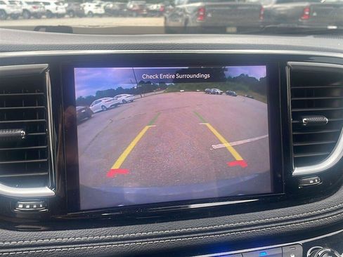Used 2025 Chrysler Pacifica Limited FWD image 10