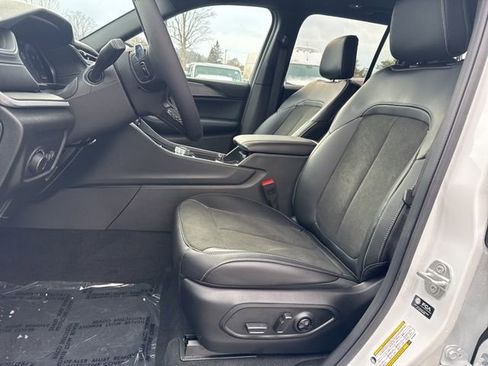 New 2025 Jeep Grand Cherokee Altitude image 9