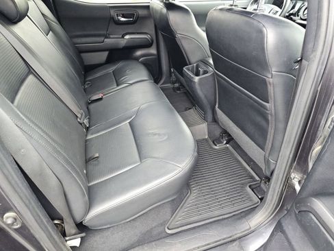 Used 2018 Toyota Tacoma TRD Off-Road AWD/4WD image 5