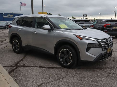 Used 2025 Nissan Rogue SV AWD/4WD image 3