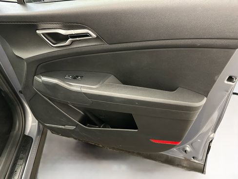 Used 2025 Kia Sportage LX image 32