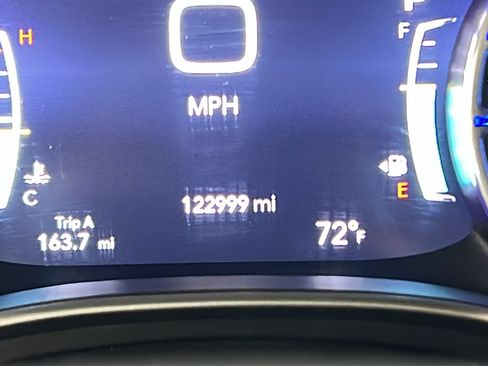 Used 2021 Chrysler Pacifica Touring-L FWD image 21