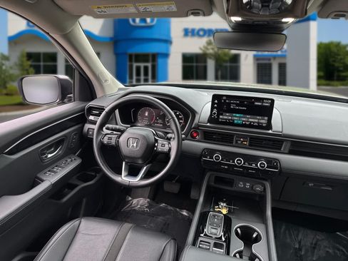 Used 2025 Honda Pilot Touring image 32