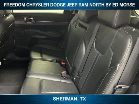 Used 2024 Kia Sorento S image 9