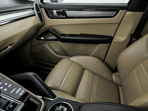 Used 2019 Porsche Cayenne Turbo image 40