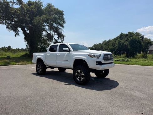 Used 2017 Toyota Tacoma TRD Sport w/ Tow Package RWD image 7