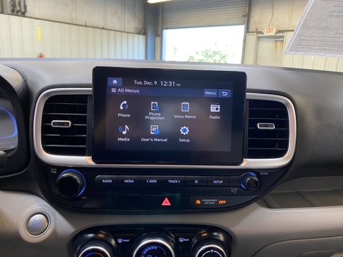 Used 2024 Hyundai Venue SEL image 37