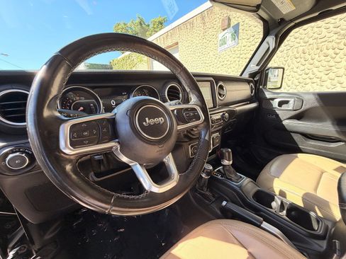 Used 2019 Jeep Wrangler Unlimited Sahara AWD/4WD image 15