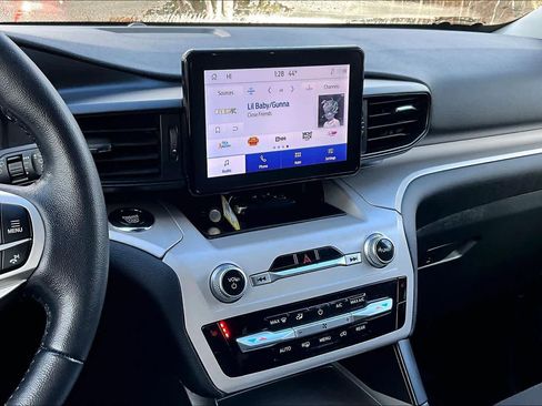 Used 2023 Ford Explorer XLT image 7