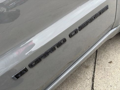 Used 2022 Jeep Grand Cherokee Laredo X image 9