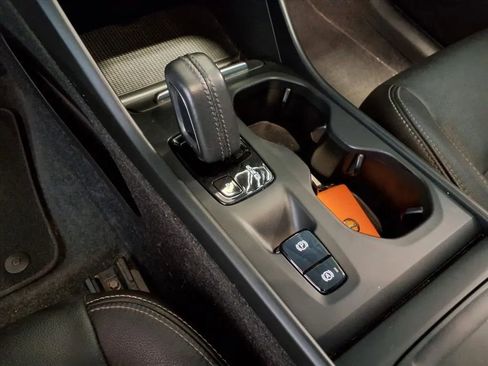 Used 2021 Volvo XC40 T4 Momentum image 22