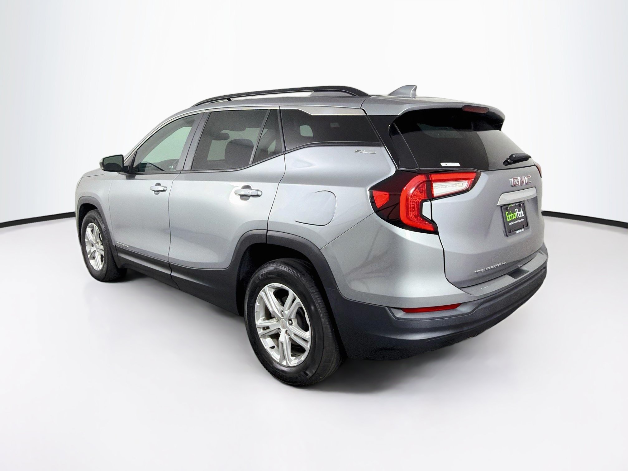 Used 2024 GMC Terrain SLE w/ Driver Convenience Package FWD image 5